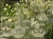 elegantna kombinacija stekla in belega cvetja elegantna kombinacija stekla in belega cvetja